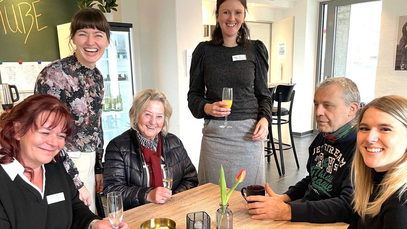 33744475-plaudern-stephanie-heck-weidemeier-leiterin-der-gemeinwesenarbeit-im-haus-der-nationen-mitarbeiterin-pia-zojer-besucherin-hannelore-henke-17a