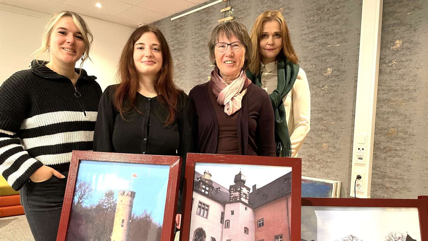 36521757-stellten-das-projekt-vor-amelie-kaebisch-fachanleiterin-mira-welsch-teilnehmerin-marianne-schaumburg-projektleiterin-und-marina-rading-von-links-287a