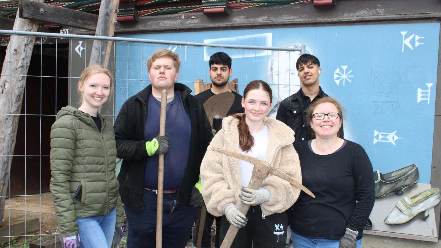 37897695-auf-den-baustellen-der-buergergenossenschaft-muendener-altstadt-helfen-seit-einigen-monaten-auch-jugendliche-und-junge-erwachsene-sie-nehmen-an-den-267a
